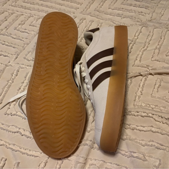 Adidas court v3 size 8.5 but fit like 9 - Picture 4 of 5